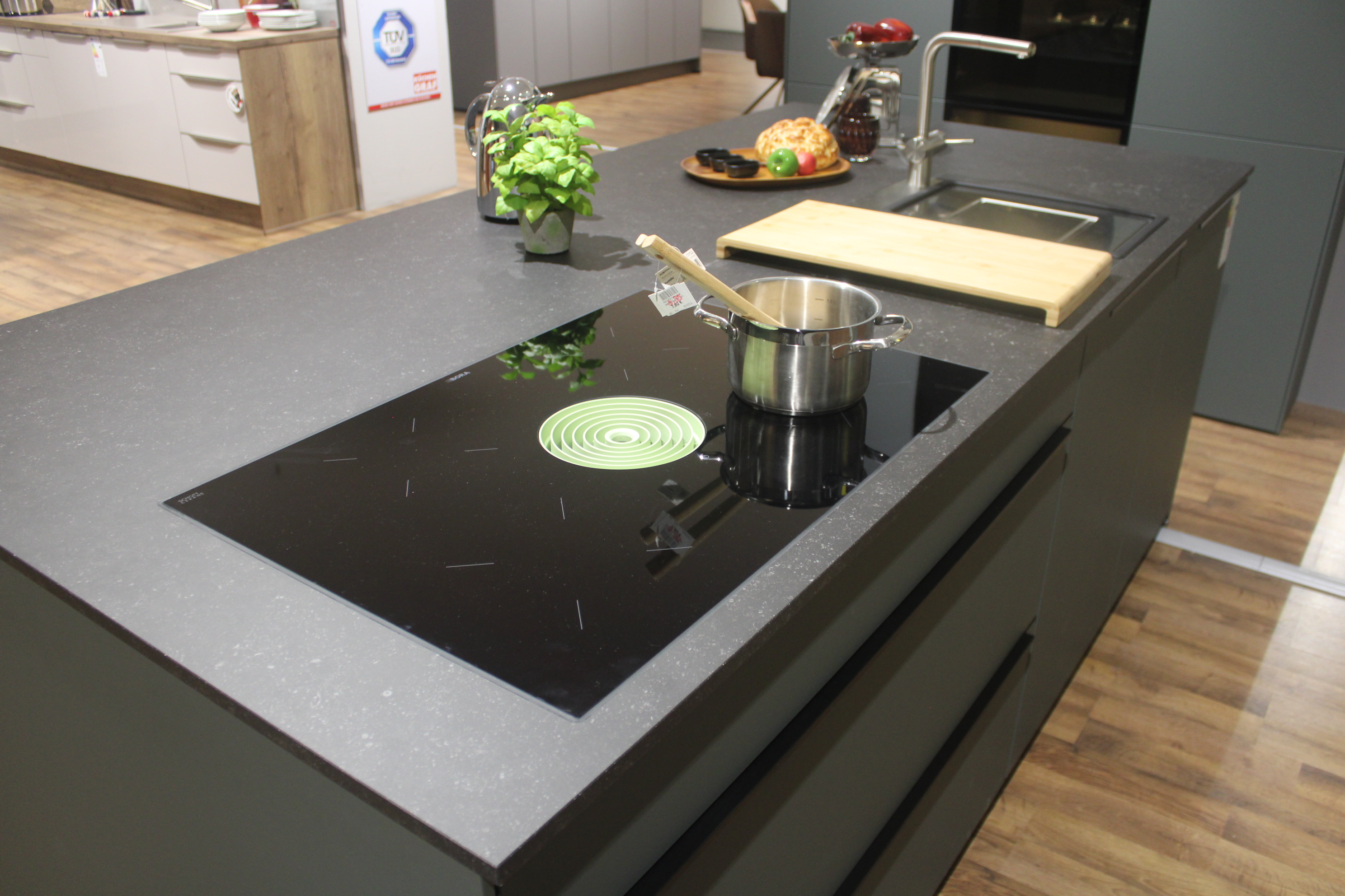 Musterküche, Fronten in Lacklaminat Mineralgrün ultramatt, Schwarze Griffleisten - Nobilia Easytouch