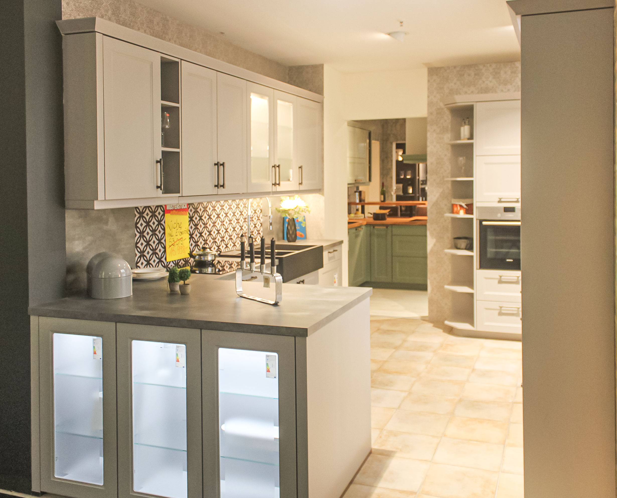 Musterküche, Fronten Lacklaminat Steingrau, moderne Relingriffe - Nobilia Cascada