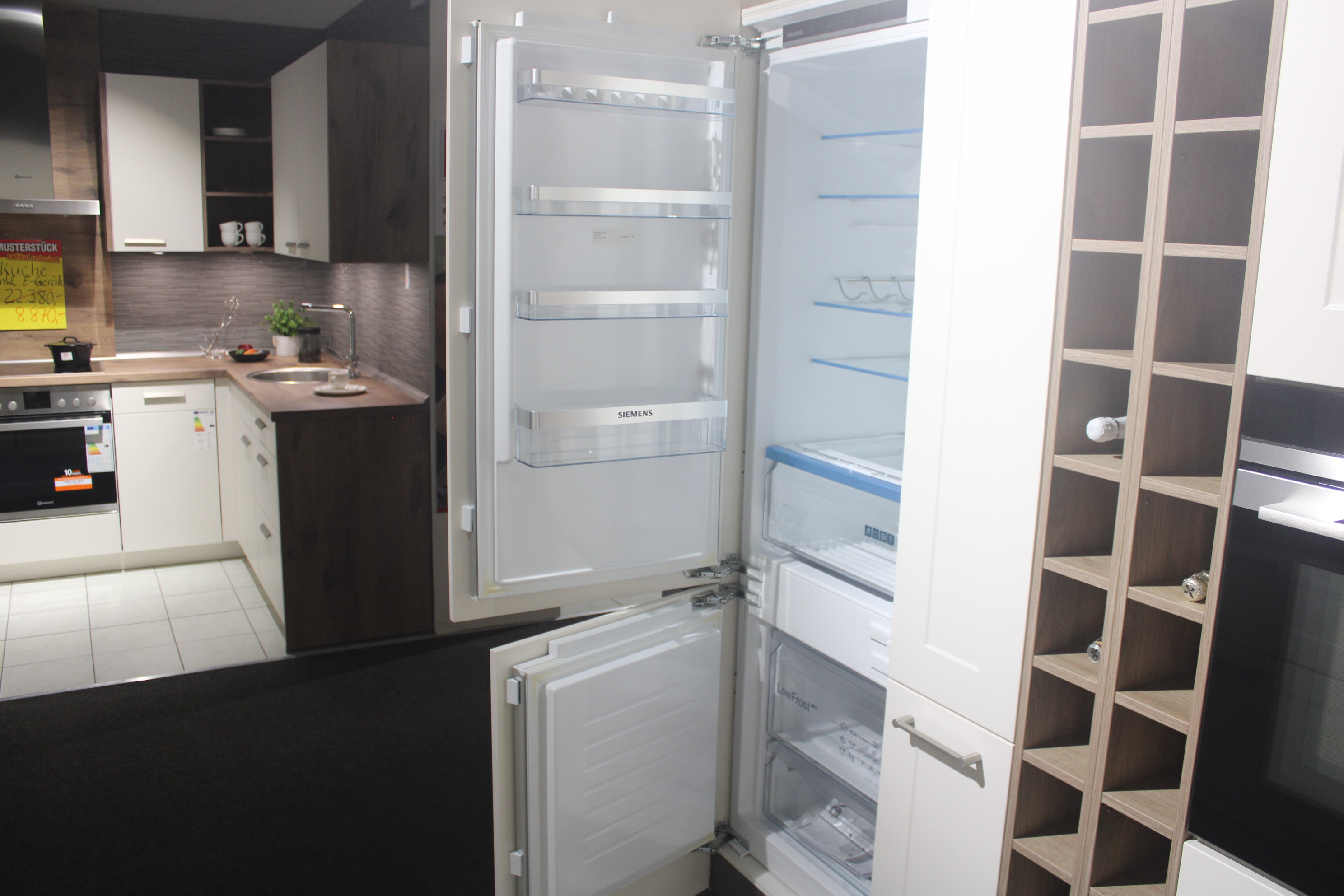 Musterküche, Lack Magnolia, Griffleiste Edelstahloptik -  Interliving 3630