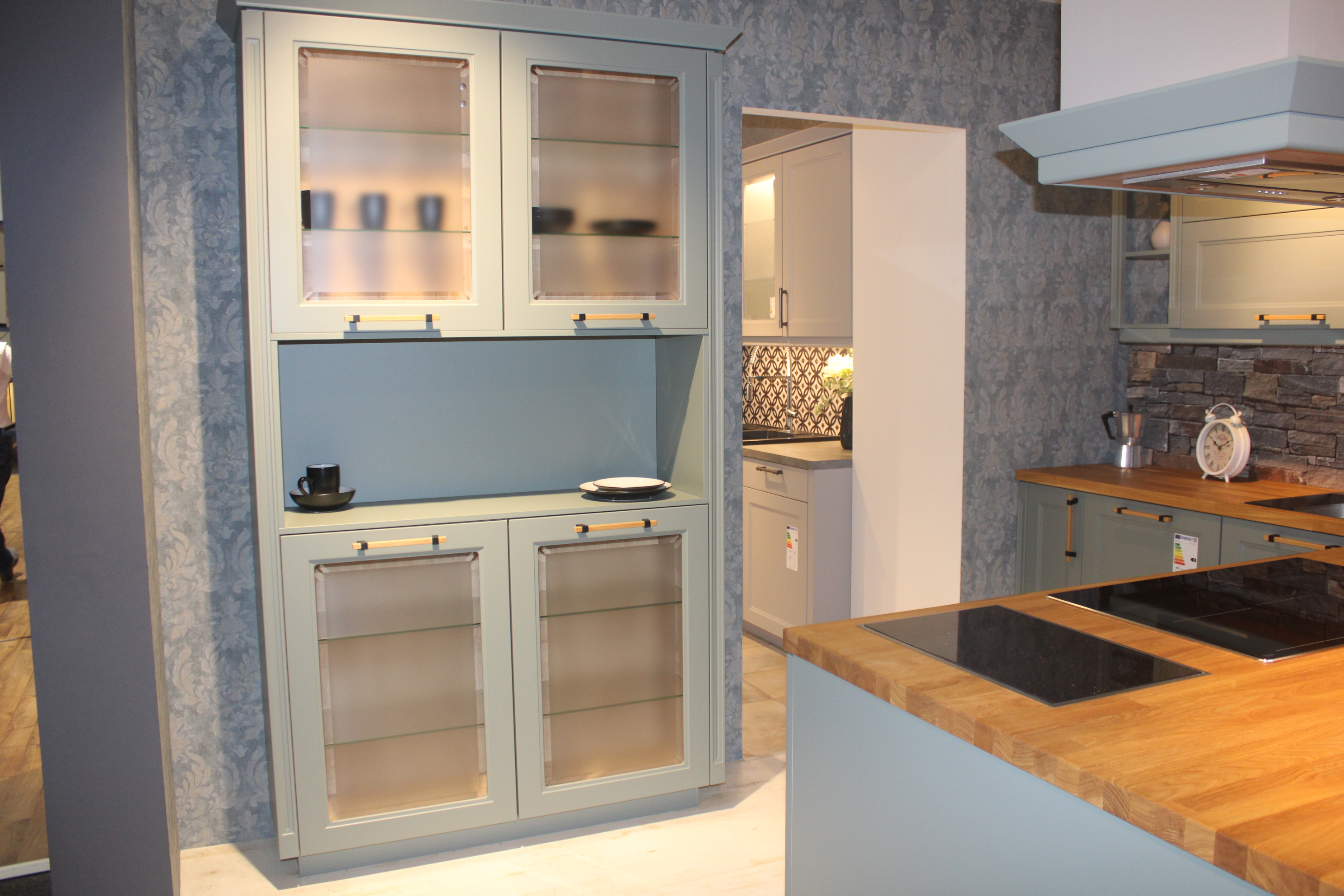 Muster-Landhausküche, Front Lacklaminat Schilf - Nobilia Cascada