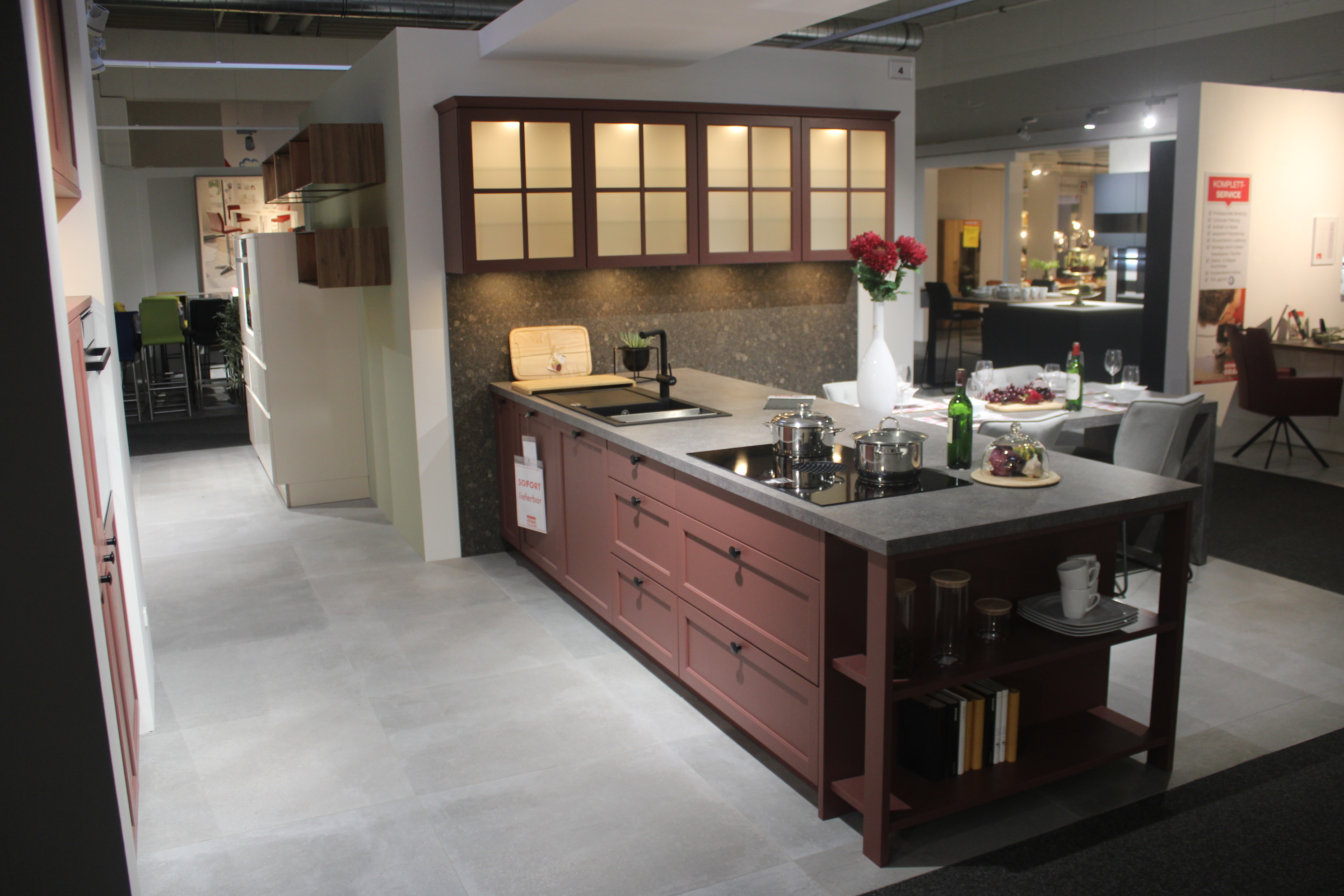 Musterküche, Esche Echtholzfront in Hennarot lackiert, Interliving 3730