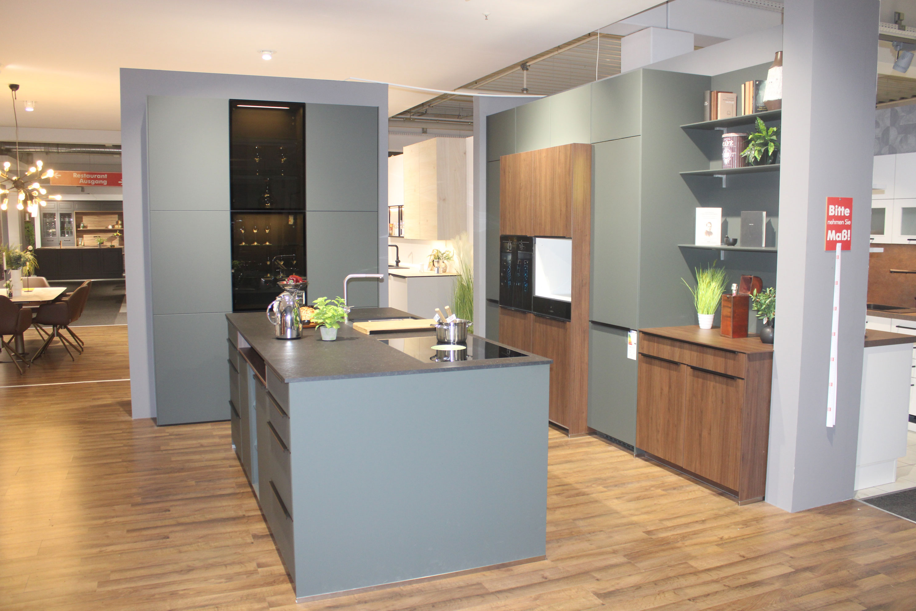 Musterküche, Fronten in Lacklaminat Mineralgrün ultramatt, Schwarze Griffleisten - Nobilia Easytouch