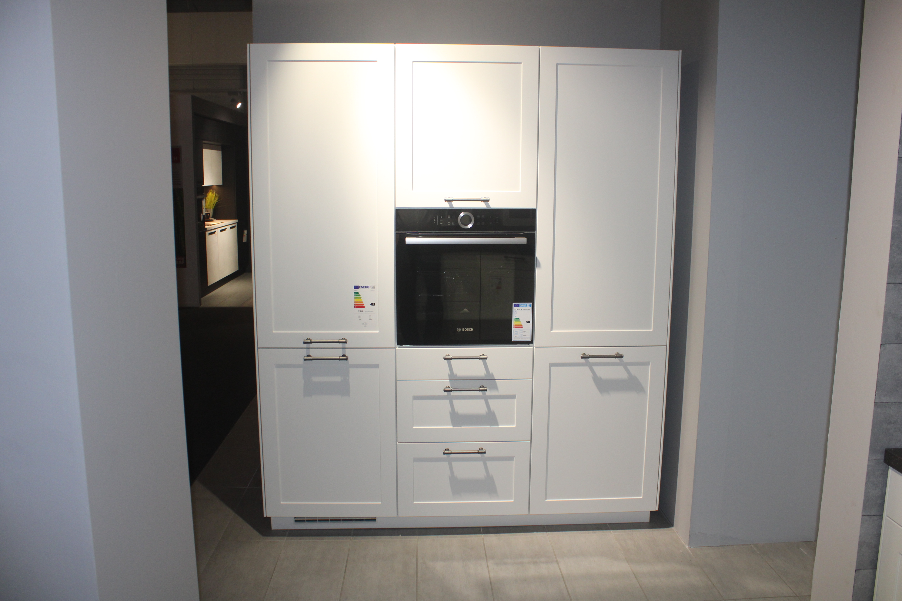 Muster-Landhausküche, Fronten Lack Weiß matt, Griffe Edelstahl schwarz lasiert - Nobilia Nordic