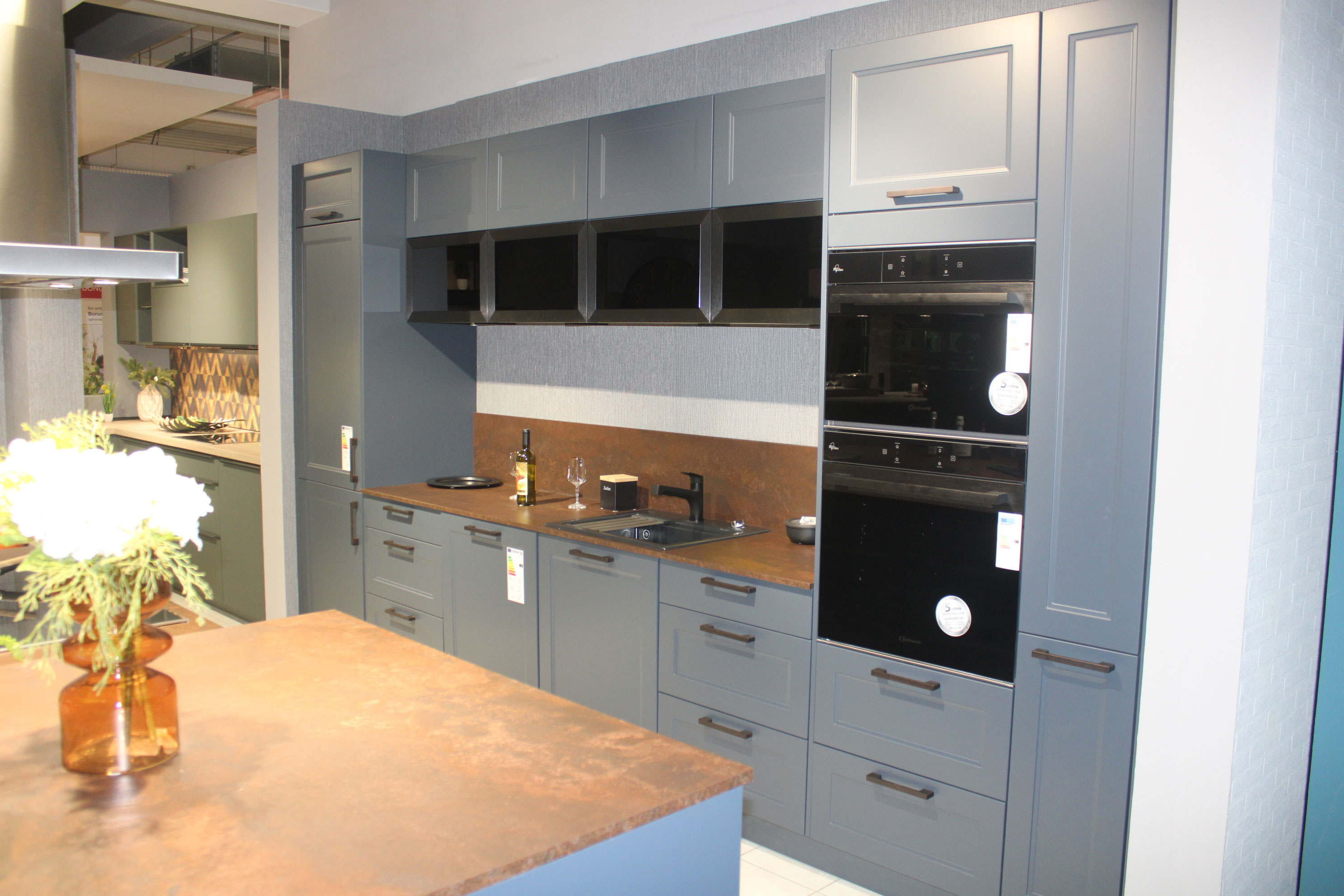 Muster-Landhausküche mit Insel, Lacklaminat Fjordblau - Nobilia Küche Cascada