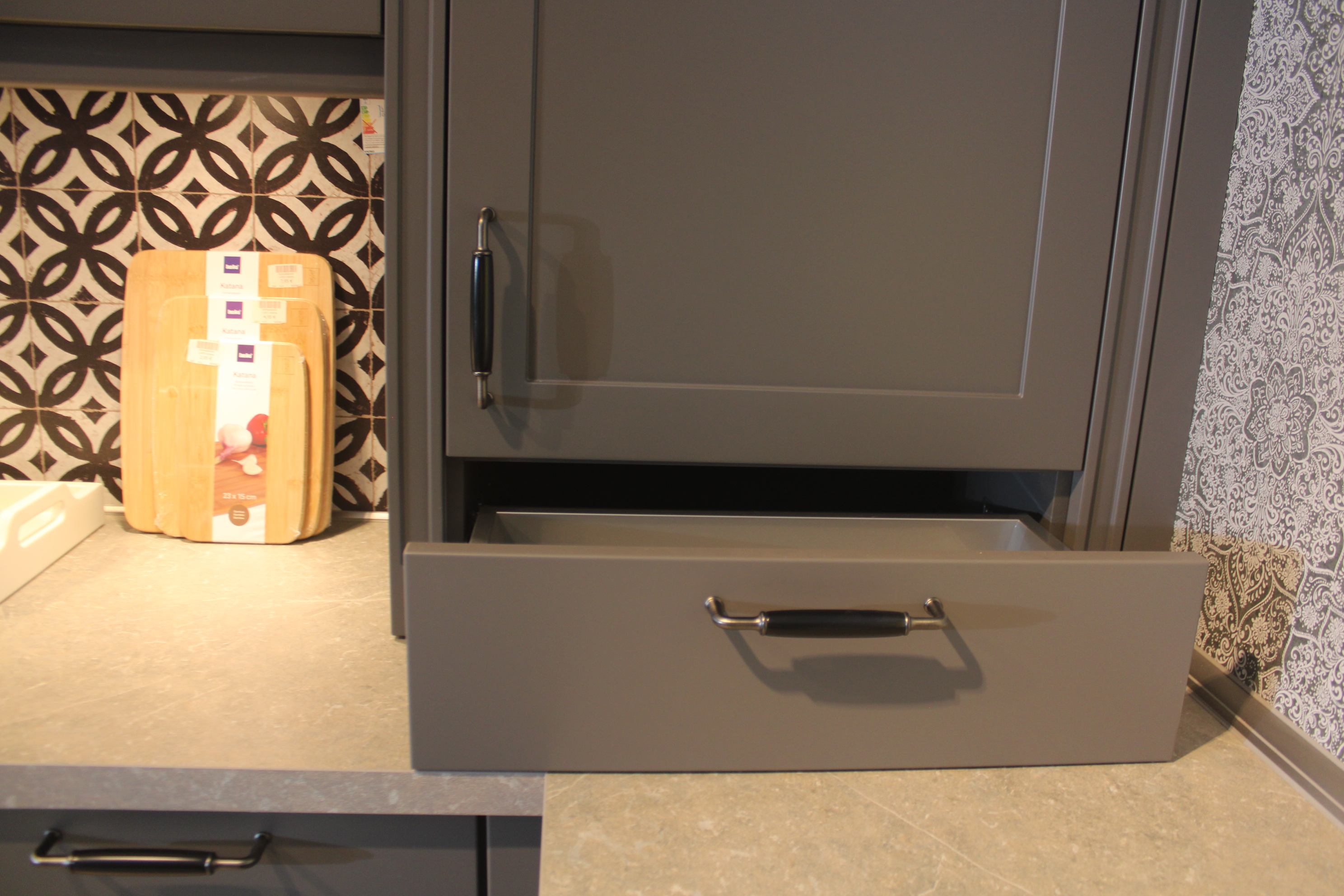 Muste-Landhausrküche, FrontenSchiefergrau matt, Metallgriffe Schwarz - Nobilia Nordic