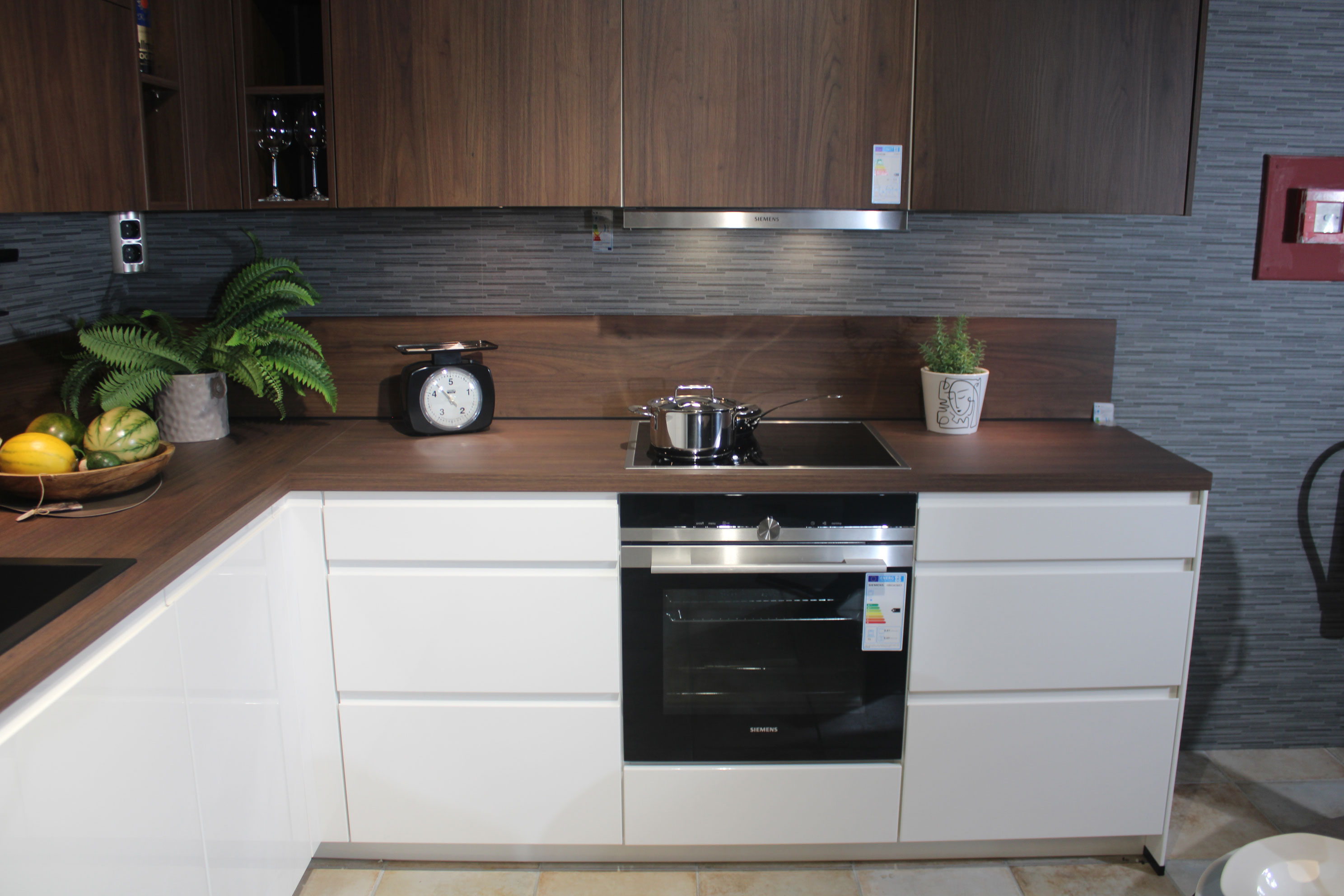 Musterküche, Fronten Lack, Weiß Hochglanz, Grifflose Gestaltung - Nobilia Pura