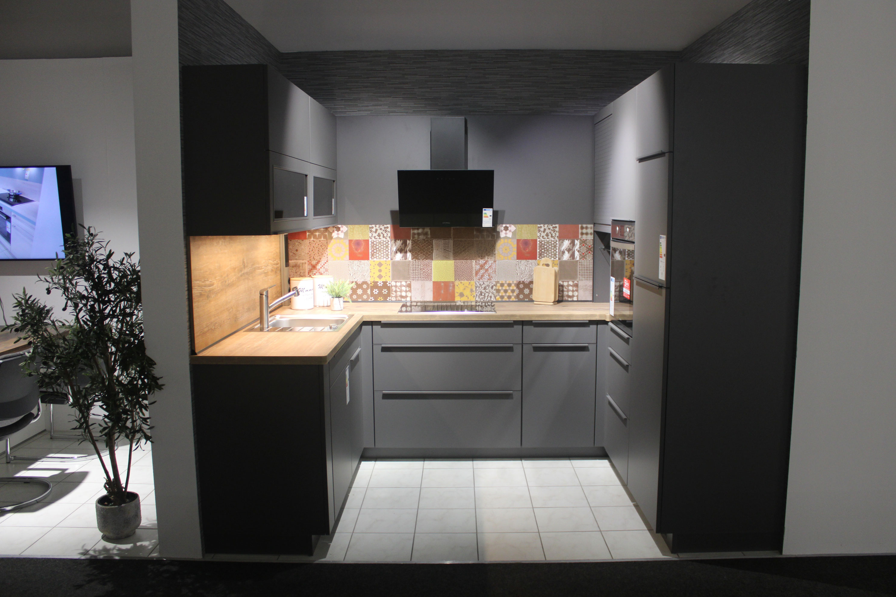 Musterküche, U-Küche, Fronten Lacklaminat Schiefergrau matt - Nobilia Touch