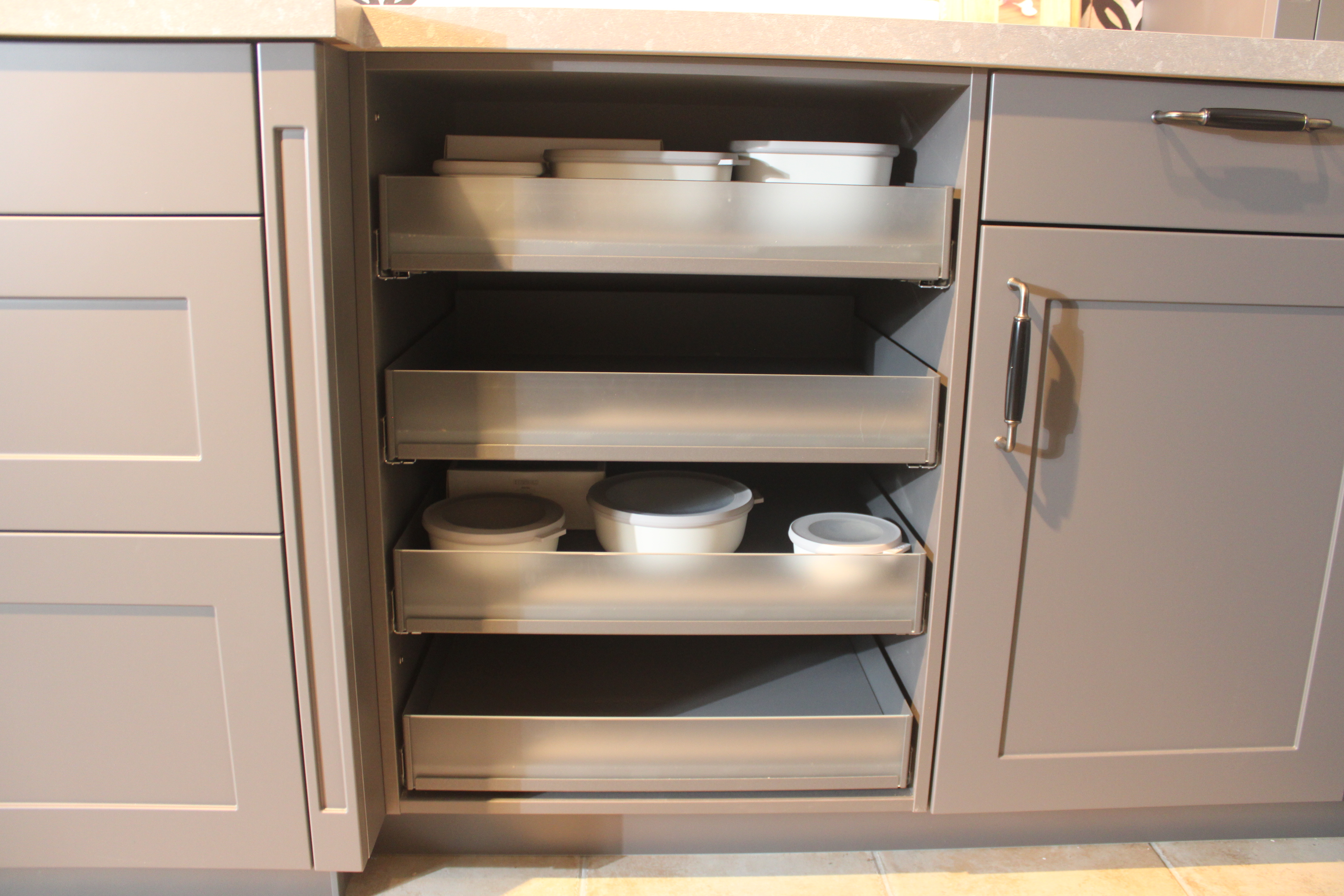 Muste-Landhausrküche, FrontenSchiefergrau matt, Metallgriffe Schwarz - Nobilia Nordic