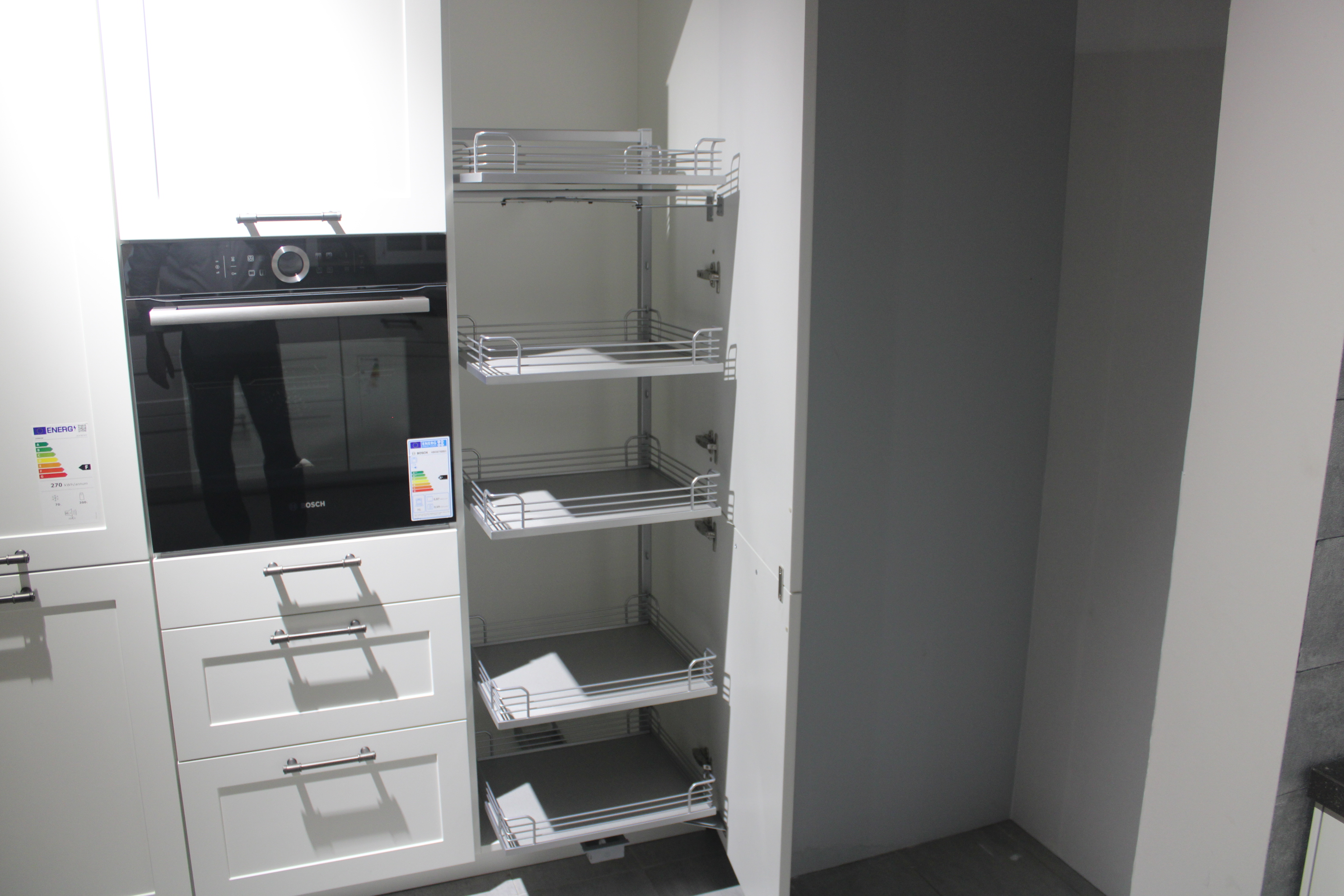 Muster-Landhausküche, Fronten Lack Weiß matt, Griffe Edelstahl schwarz lasiert - Nobilia Nordic