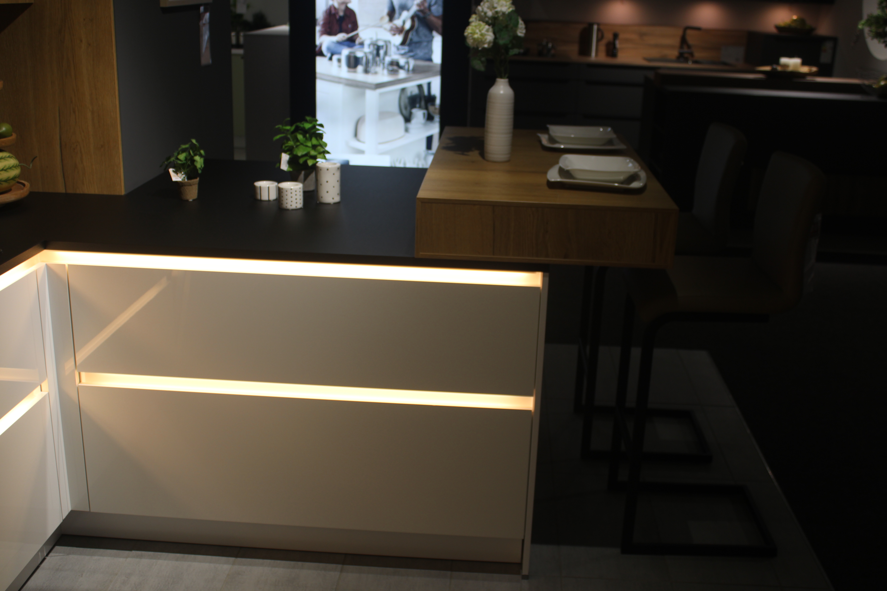 Musterküche, Lackweiß hochglanz, Griffleiste in Matrix Art- Interliving 3430