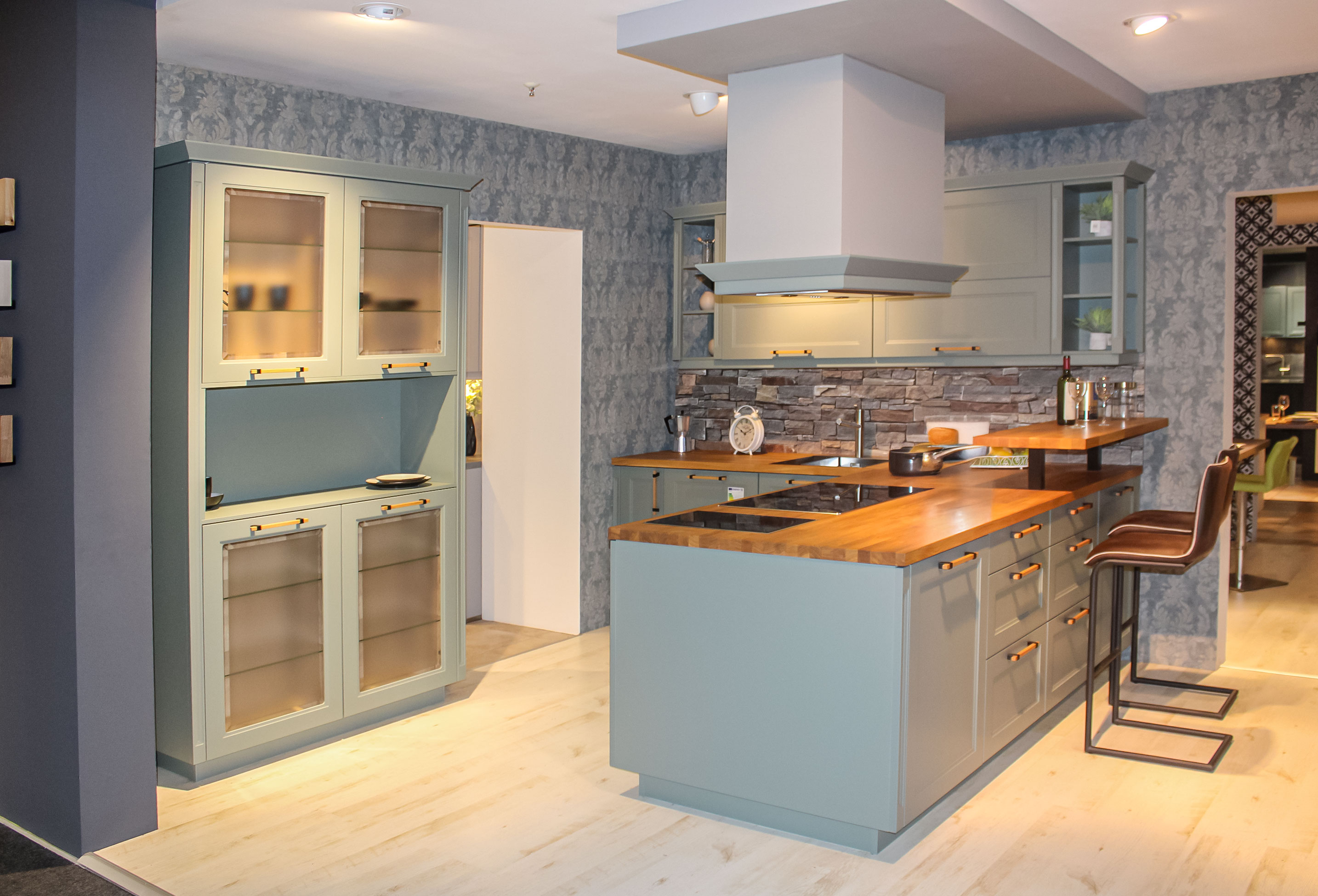 Muster-Landhausküche, Front Lacklaminat Schilf - Nobilia Cascada