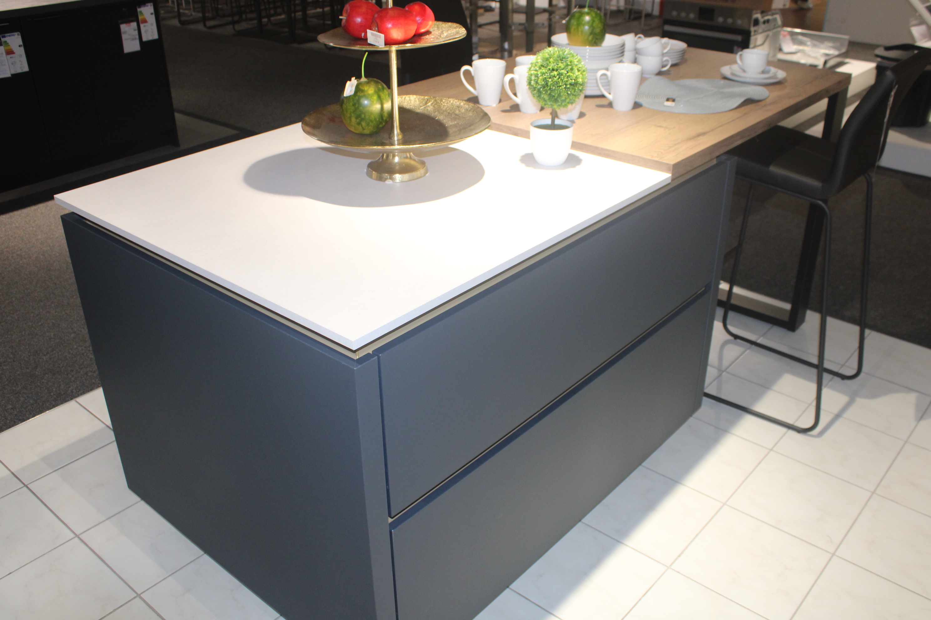 Musterküche, Fronten Fjordblau, Korpus in Schiefergrau - Nobilia Easytouch