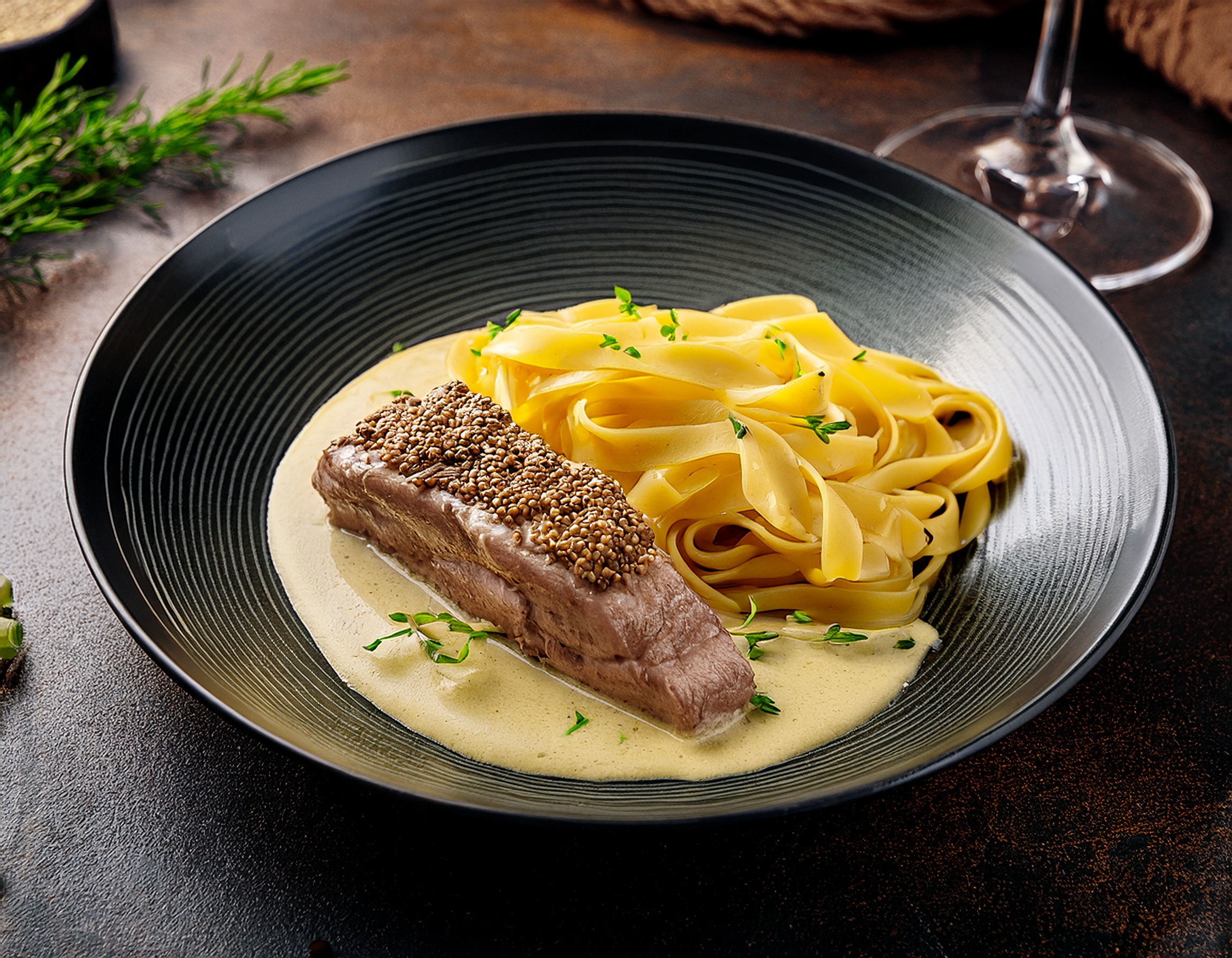 Gedünstetes Seelachsfilet mit Körnersenfsauce und Tagliatelle