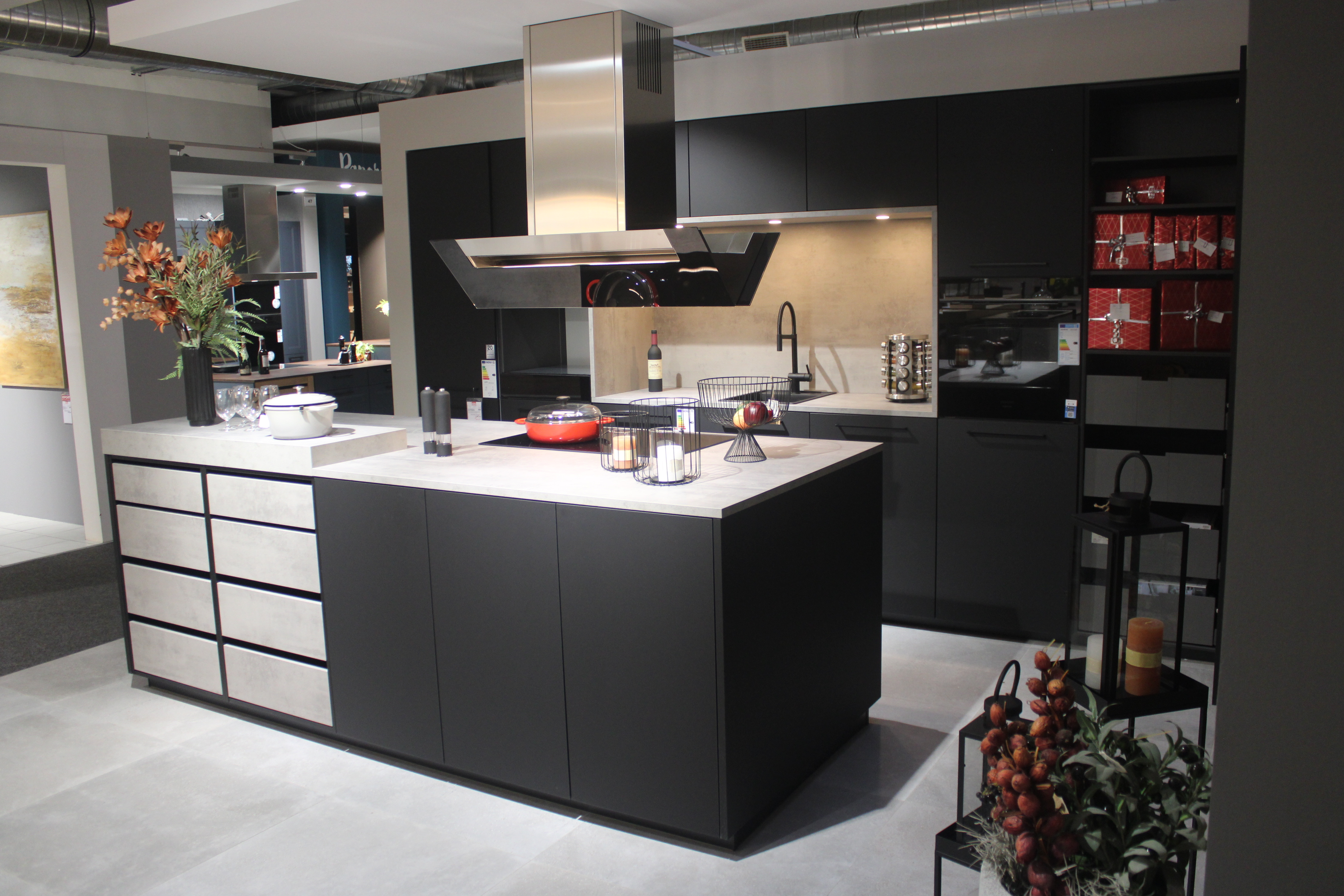 Musterküche, Frontausführung Schichtstoff schwarz, Interliving 3340