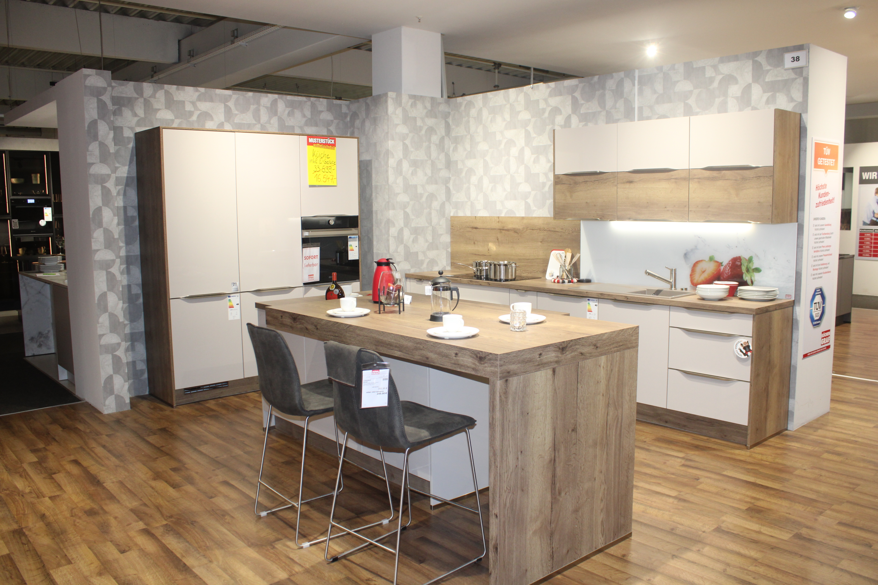 Musterküche, Fronten Sand Ultra Hochglanz  - Nobilia Focus