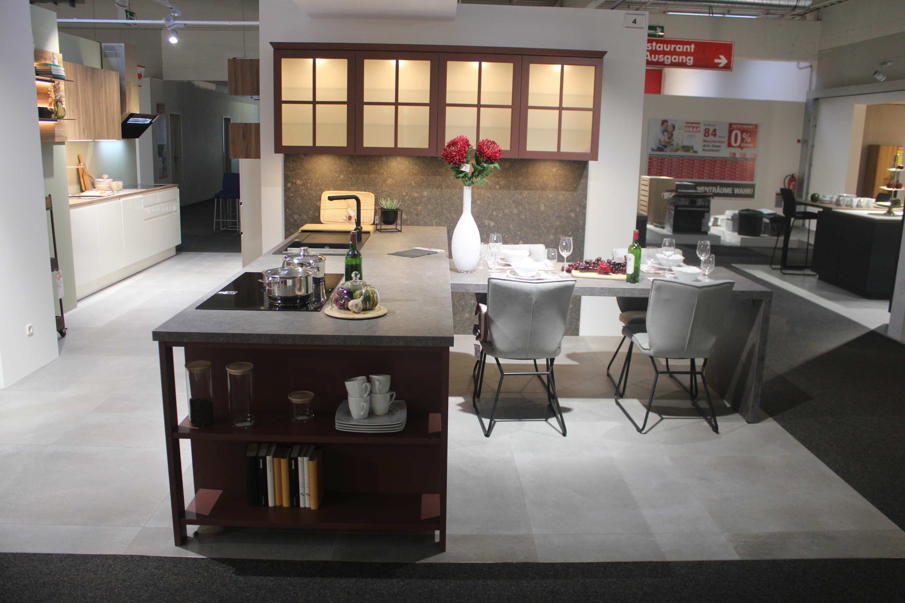 Musterküche, Esche Echtholzfront in Hennarot lackiert, Interliving 3730