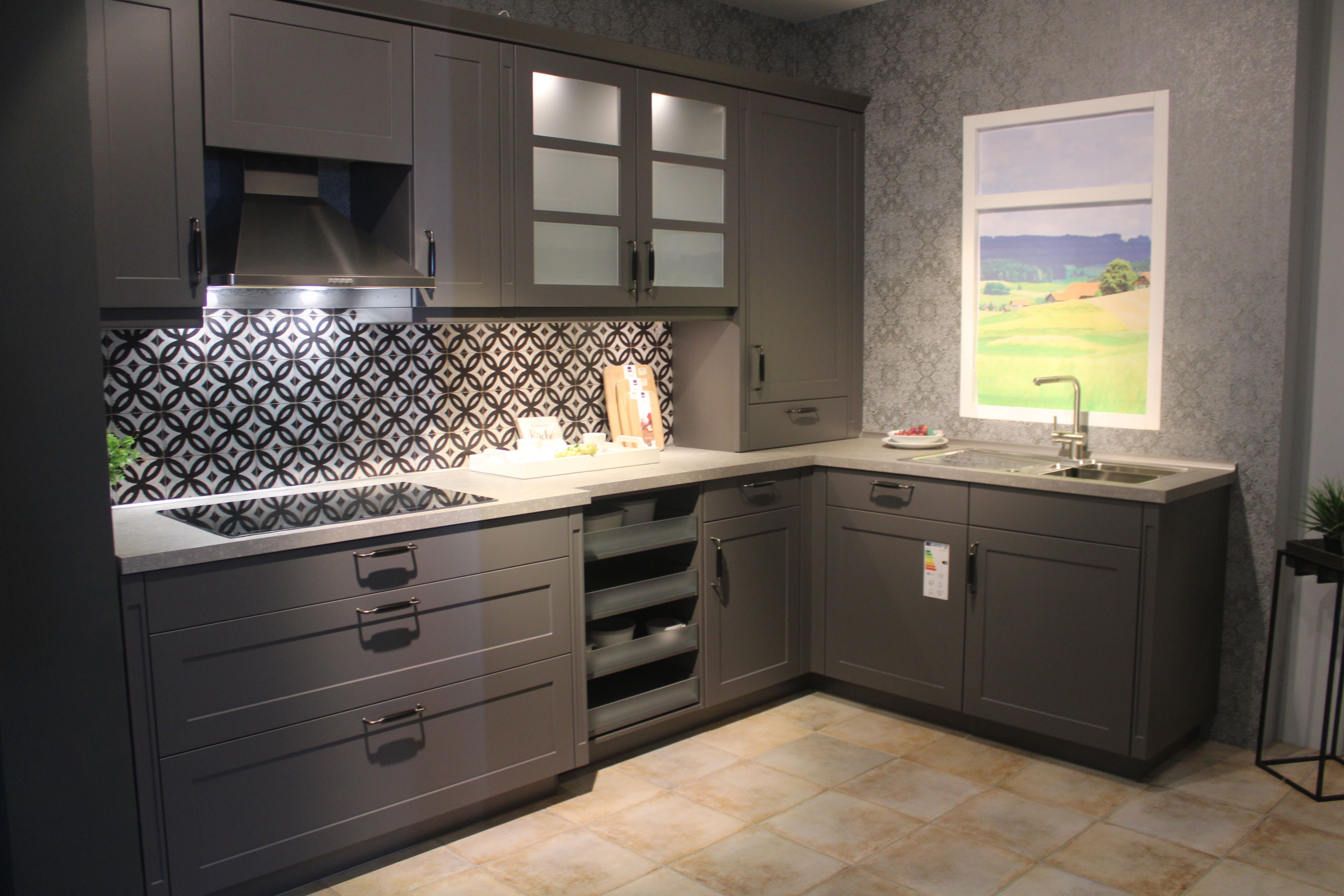 Muste-Landhausrküche, FrontenSchiefergrau matt, Metallgriffe Schwarz - Nobilia Nordic