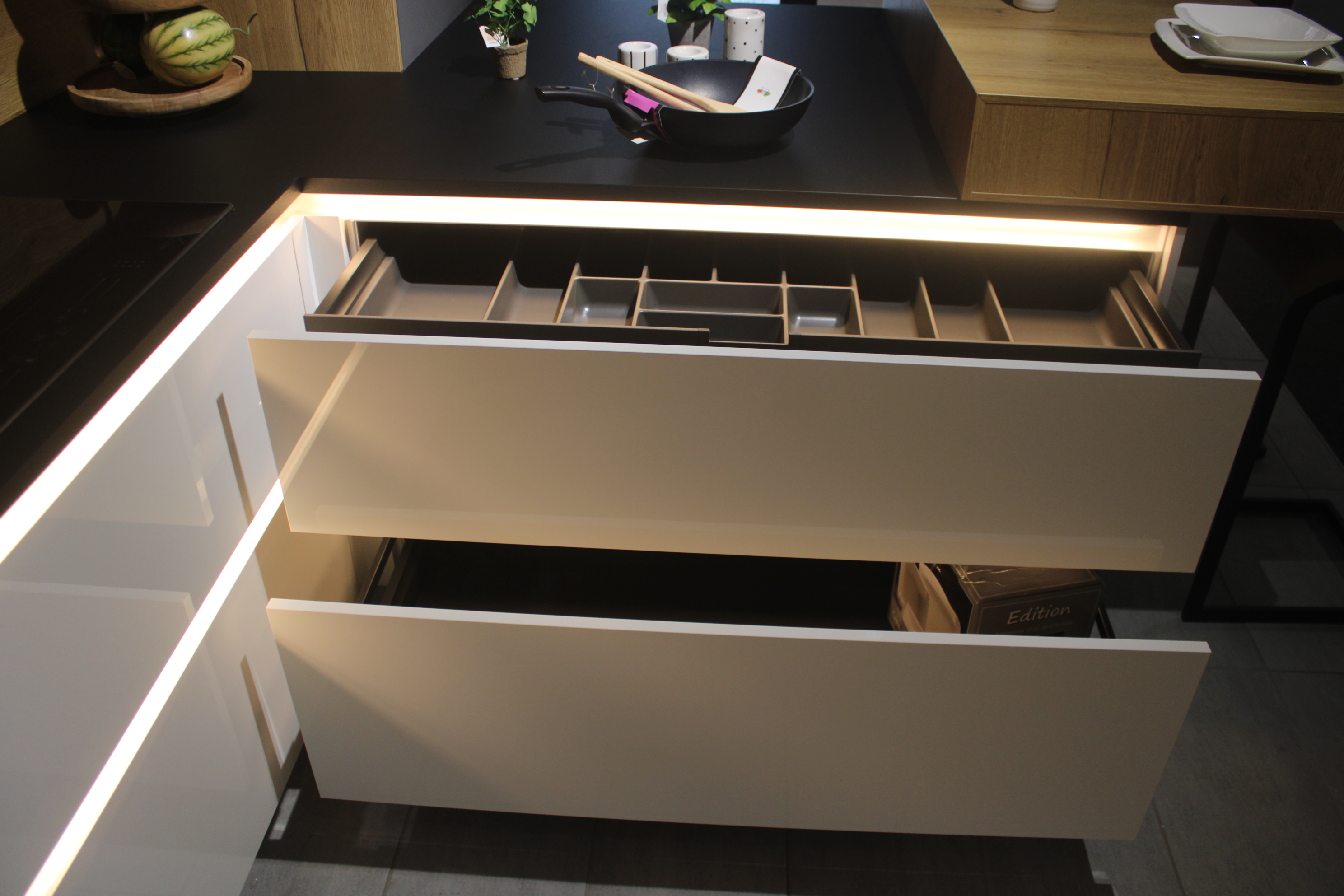 Musterküche, Lackweiß hochglanz, Griffleiste in Matrix Art- Interliving 3430