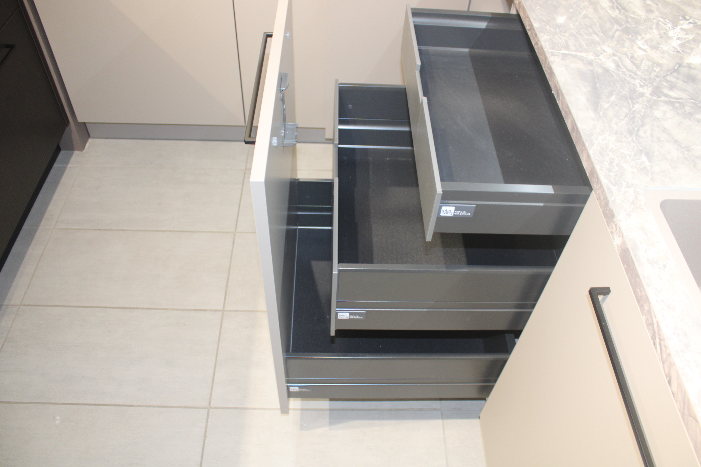 Musterküche, Lava softmatt, Gritte Metall schwarz . Interliving 3340/3220