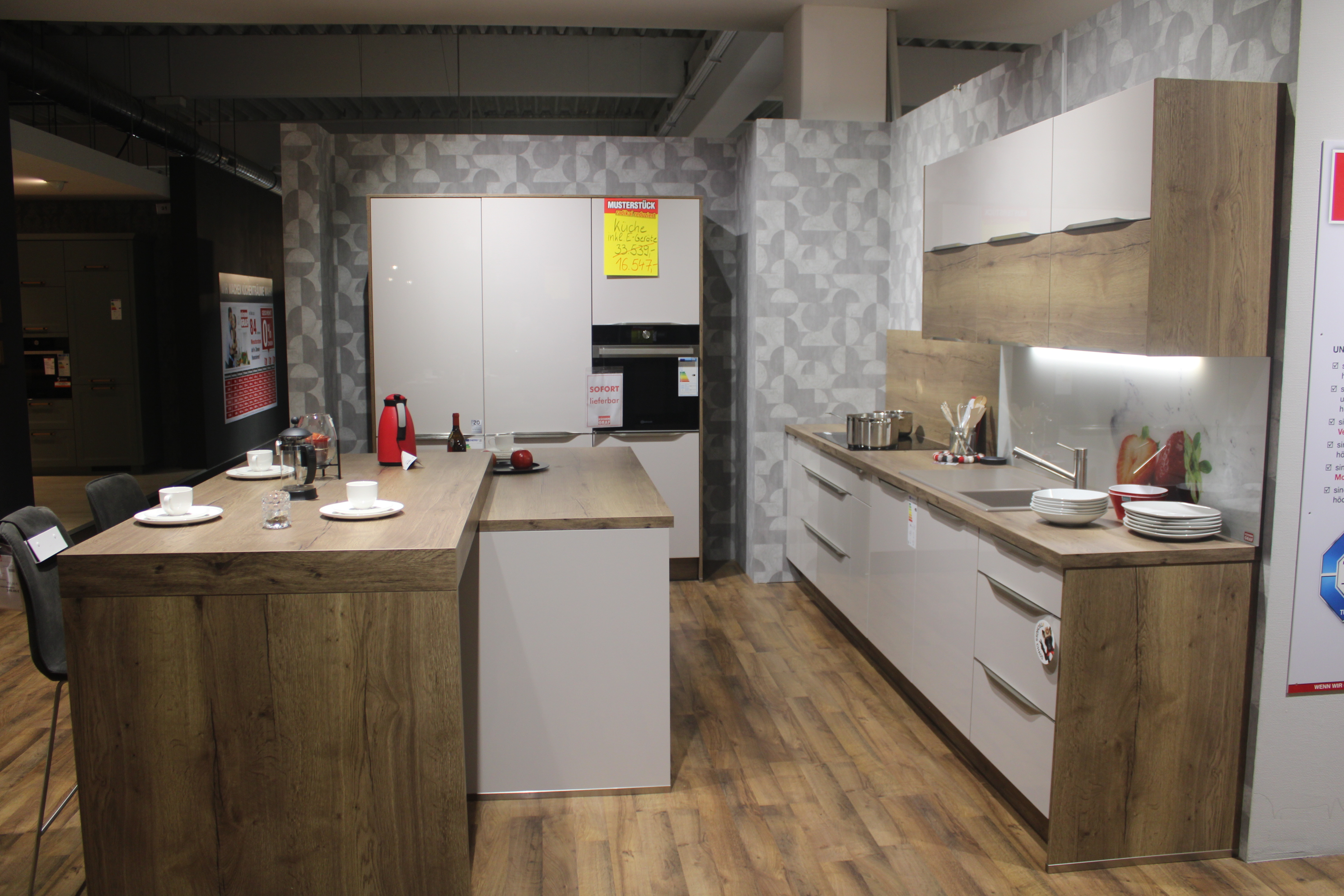 Musterküche, Fronten Sand Ultra Hochglanz  - Nobilia Focus