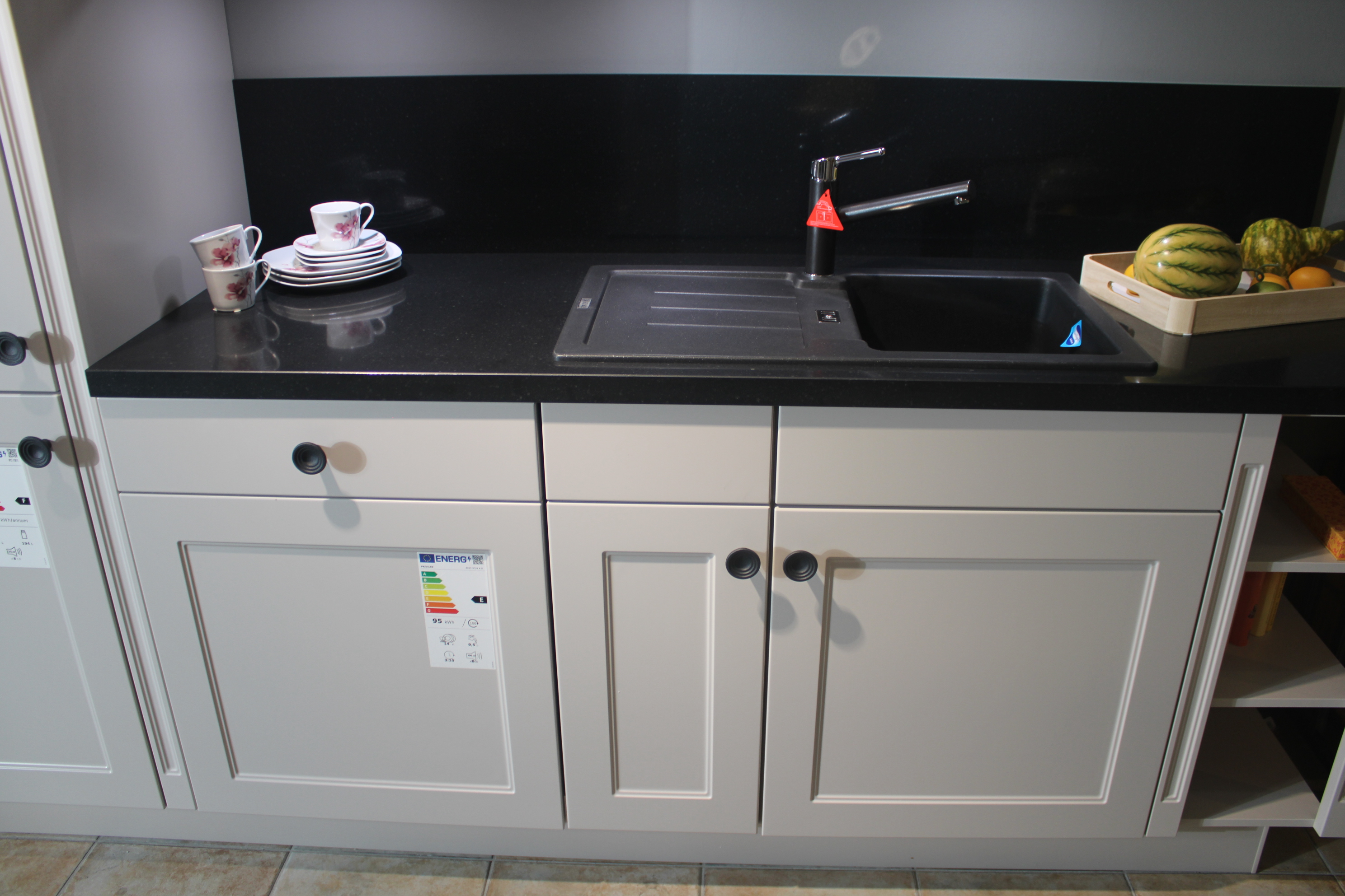 Musterküche, Fronten Alpinweiß matt, Metallgriffe Gelbgold Optik - Nobilia Sylt