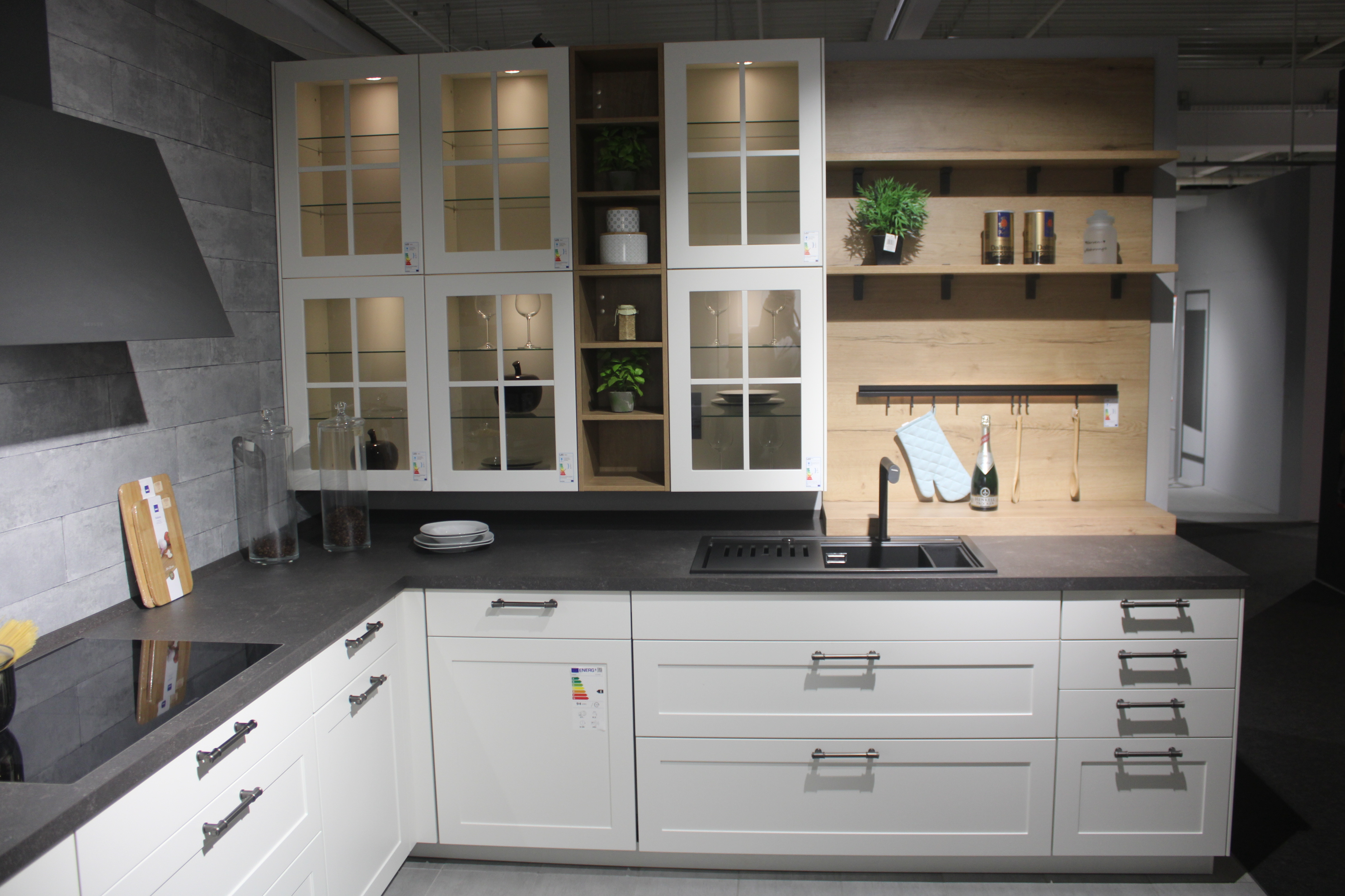 Muster-Landhausküche, Fronten Lack Weiß matt, Griffe Edelstahl schwarz lasiert - Nobilia Nordic