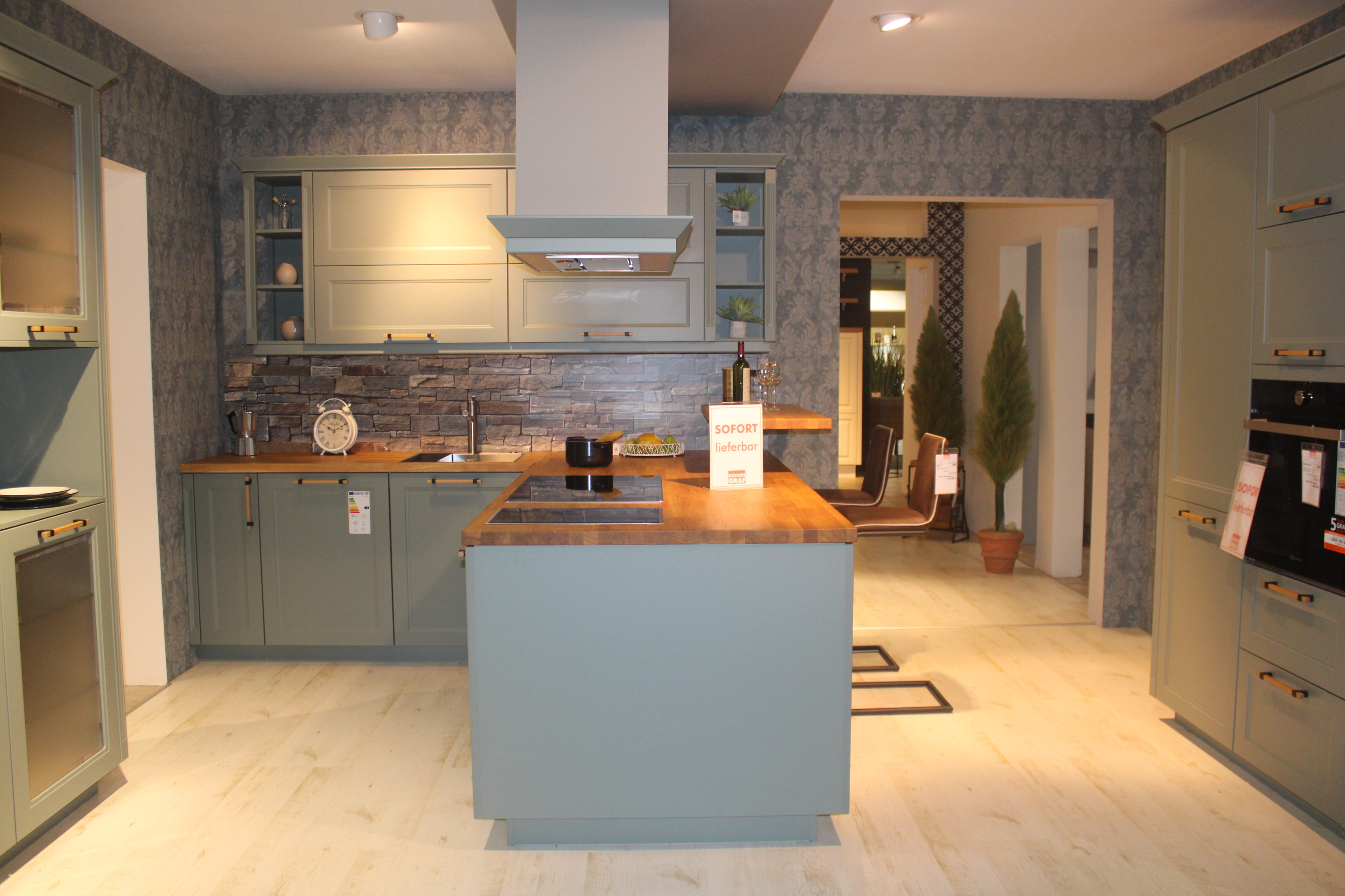 Muster-Landhausküche, Front Lacklaminat Schilf - Nobilia Cascada