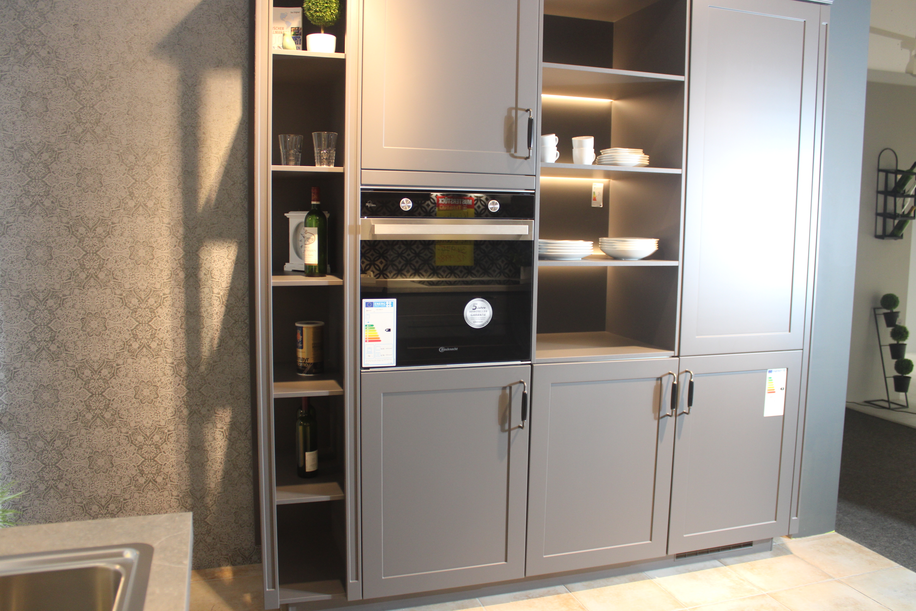 Muste-Landhausrküche, FrontenSchiefergrau matt, Metallgriffe Schwarz - Nobilia Nordic