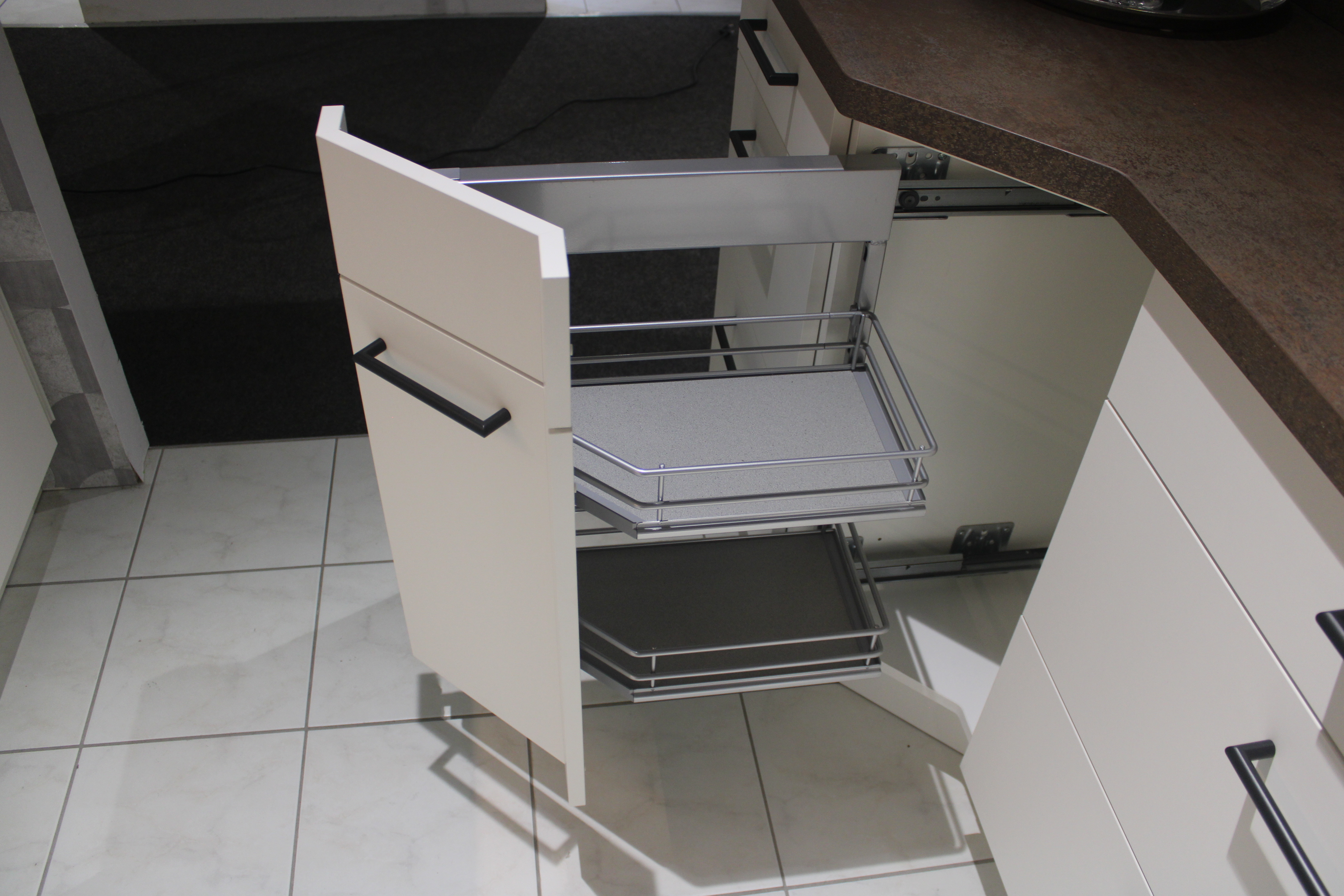 Musterküche, Fronten Lack, Weiß Premium matt, Griffe Metall schwarz - Nobilia Senso